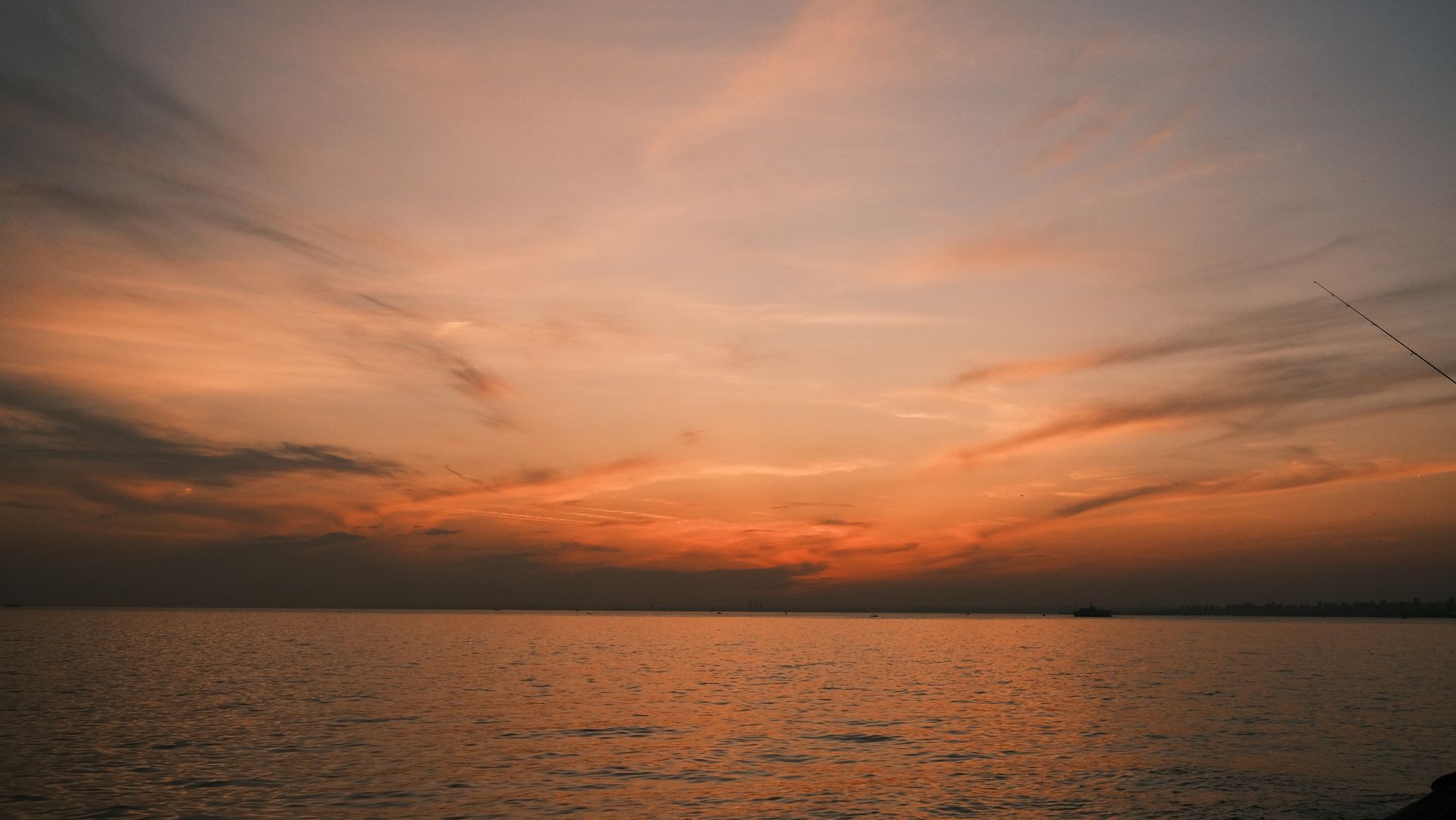 Ciel doré et rose se reflétant sur une étendue d’eau paisible